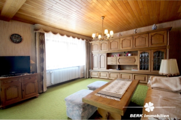 BERK Immobilien – Charmantes Einfamilienhaus mit zwei Wohneinheiten und großzügiger Scheune + Garage - Wohnbereich EG (105875)