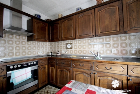 VERKAUFT – BERK Immobilien – Charmantes Einfamilienhaus mit zwei Wohneinheiten und großzügiger Scheune + Garage - Küche EG (115487)