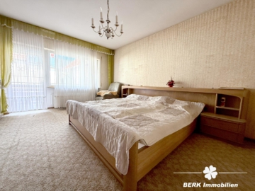BERK Immobilien – Charmantes Einfamilienhaus mit zwei Wohneinheiten und großzügiger Scheune + Garage - Schlafzimmer EG (105878)