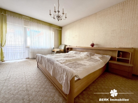 VERKAUFT – BERK Immobilien – Charmantes Einfamilienhaus mit zwei Wohneinheiten und großzügiger Scheune + Garage - Schlafzimmer EG (115488)