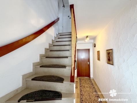 VERKAUFT – BERK Immobilien – Charmantes Einfamilienhaus mit zwei Wohneinheiten und großzügiger Scheune + Garage - Treppenaufgang (115491)