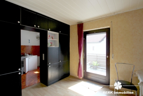 VERKAUFT – BERK Immobilien – Charmantes Einfamilienhaus mit zwei Wohneinheiten und großzügiger Scheune + Garage - Durchgang zur Küche OG (115493)