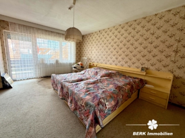 BERK Immobilien – Charmantes Einfamilienhaus mit zwei Wohneinheiten und großzügiger Scheune + Garage - Schlafzimmer OG (105884)