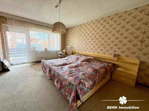 VERKAUFT – BERK Immobilien – Charmantes Einfamilienhaus mit zwei Wohneinheiten und großzügiger Scheune + Garage - Schlafzimmer OG (115494)