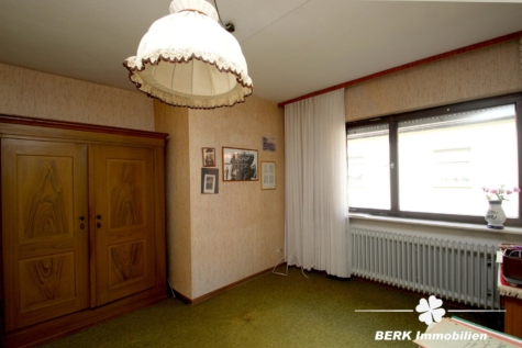 VERKAUFT – BERK Immobilien – Charmantes Einfamilienhaus mit zwei Wohneinheiten und großzügiger Scheune + Garage - Kinderzimmer EG (115495)