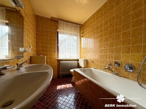 VERKAUFT – BERK Immobilien – Charmantes Einfamilienhaus mit zwei Wohneinheiten und großzügiger Scheune + Garage - Badezimmer OG (115496)