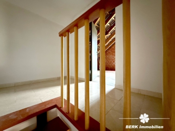 BERK Immobilien – Charmantes Einfamilienhaus mit zwei Wohneinheiten und großzügiger Scheune + Garage - Treppenaufgang DG (105887)