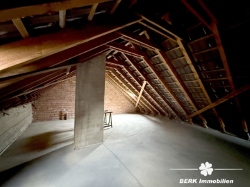 BERK Immobilien – Charmantes Einfamilienhaus mit zwei Wohneinheiten und großzügiger Scheune + Garage - ausbaufähiges Dachgeschoss (105888)