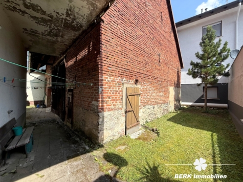 VERKAUFT – BERK Immobilien – Charmantes Einfamilienhaus mit zwei Wohneinheiten und großzügiger Scheune + Garage - Hintergarten (115499)