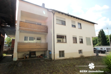BERK Immobilien – Charmantes Einfamilienhaus mit zwei Wohneinheiten und großzügiger Scheune + Garage - Seitenansicht (105871)