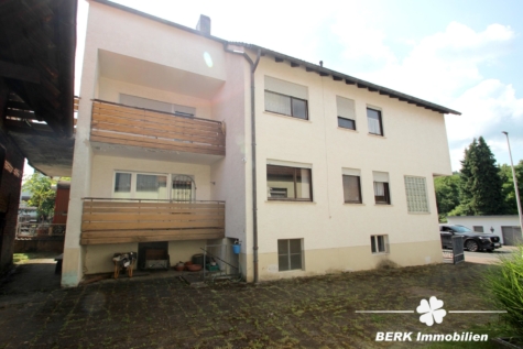 VERKAUFT – BERK Immobilien – Charmantes Einfamilienhaus mit zwei Wohneinheiten und großzügiger Scheune + Garage - Seitenansicht (115481)