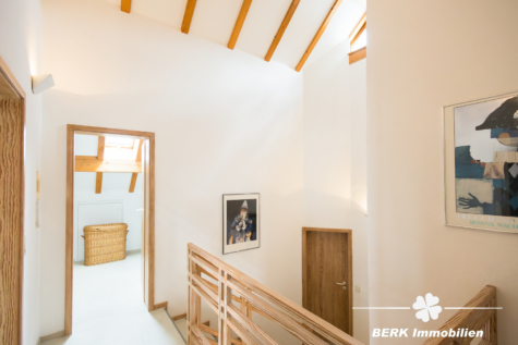 BERK Immobilien – Freistehendes Architektenhaus in bester Lage mit Panoramablick - Flur DG (115692)