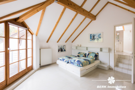 BERK Immobilien – Freistehendes Architektenhaus in bester Lage mit Panoramablick - Schlafzimmer (115689)