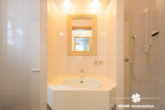 Badezimmer  Einliegerwohnung - BERK Immobilien – Freistehendes Architektenhaus in bester Lage mit Panormablick