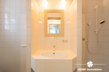 BERK Immobilien – Freistehendes Architektenhaus in bester Lage mit Panormablick - Badezimmer  Einliegerwohnung (107907)