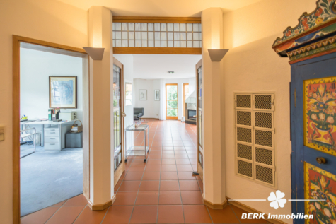 BERK Immobilien – Freistehendes Architektenhaus in bester Lage mit Panoramablick - Eingangsbereich - Foyer (115678)