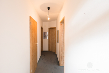 BERK Immobilien – Freistehendes Architektenhaus in bester Lage mit Panormablick - Flur Einliegerwohnung (107904)