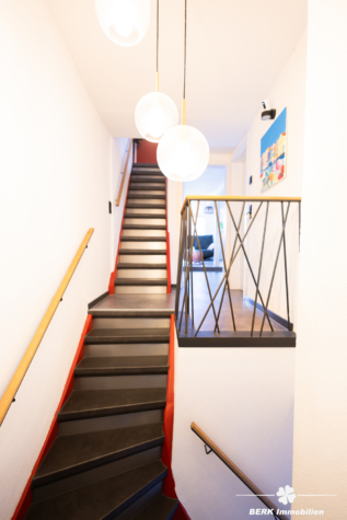 BERK Immobilien – Sanierte Immobilie in Bestlage: Ideal für Boutique oder B&B-Konzept - Treppenhaus (117593)