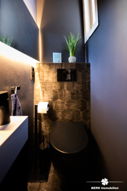 BERK Immobilien – charmantes Wohnhaus und Gewerbe unter einem Dach in der Miltenberger Altstadt - Gäste WC (104331)