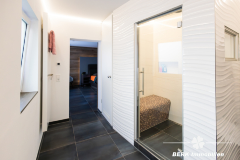 BERK Immobilien – Sanierte Immobilie in Bestlage: Ideal für Boutique oder B&B-Konzept - Master-Bad (117612)