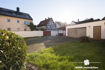 BERK Immobilien – Großzügiges Zweifamilienhaus mit Potenzial für Ausbau & Mehrgenerationenwohnen - Hof mit überdachtem Freisitz und Garage (110196)