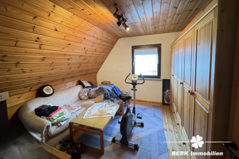 BERK Immobilien – Charmantes Einfamilienhaus mit Garten und viel Potenzial in zentraler Lage - Kinderzimmer 3 DG (116543)