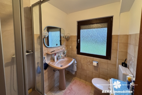 BERK Immobilien – Charmantes Einfamilienhaus mit Garten und viel Potenzial in zentraler Lage - WC/Dusche EG (116538)