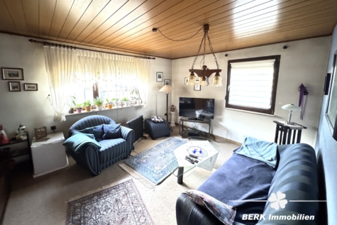 BERK Immobilien – Charmantes Einfamilienhaus mit Garten und viel Potenzial in zentraler Lage - Wohnzimmer EG (116536)