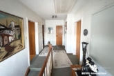 Flur DG - BERK Immobilien – Charmantes Einfamilienhaus mit Garten und viel Potenzial in zentraler Lage