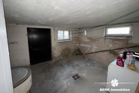 BERK Immobilien – Charmantes Einfamilienhaus mit Garten und viel Potenzial in zentraler Lage - Waschraum KG (116547)