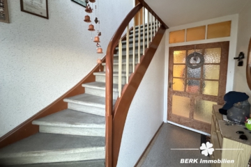 BERK Immobilien – Charmantes Einfamilienhaus mit Garten und viel Potenzial in zentraler Lage - Treppenaufgang EG (111454)