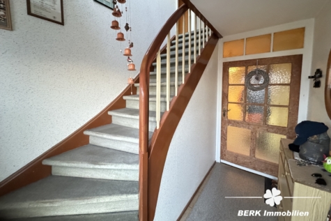 BERK Immobilien – Charmantes Einfamilienhaus mit Garten und viel Potenzial in zentraler Lage - Treppenaufgang EG (116531)