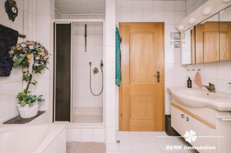 BERK Immobilien – Gepflegte 4-Zi. ETW inkl. Garten und Stellplatz – Ideale Alternative zum Haus! - DG Badezimmer (125852)