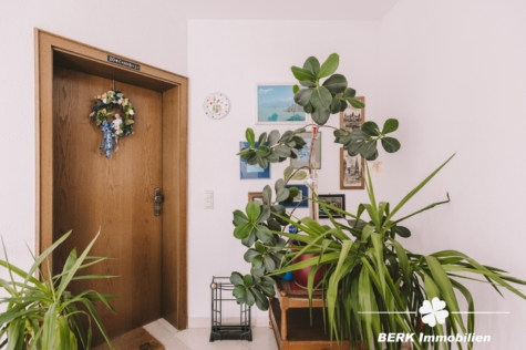 BERK Immobilien – Gepflegte 4-Zi. ETW inkl. Garten und Stellplatz – Ideale Alternative zum Haus! - Eingang Treppenhaus (125842)