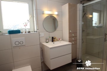 BERK Immobilien – vielseitig nutzbares, sehr gepflegtes Mehrfamilienhaus in Seligenstadt, OT Froschhausen - Bad mit Dusche im OG (110840)