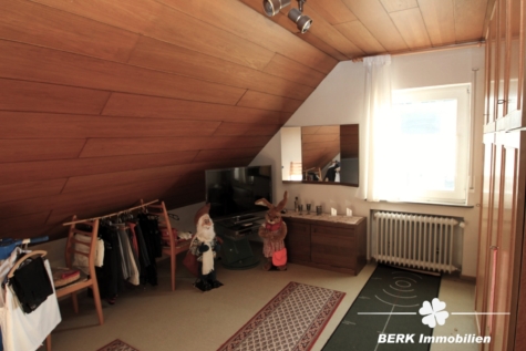 BERK Immobilien – vielseitig nutzbares, sehr gepflegtes Mehrfamilienhaus in Seligenstadt, OT Froschhausen - Zimmer DG (116582)