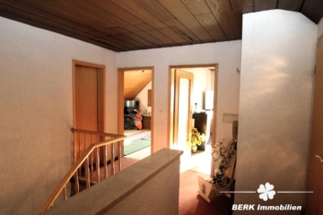 BERK Immobilien – vielseitig nutzbares, sehr gepflegtes Mehrfamilienhaus in Seligenstadt, OT Froschhausen - Flur DG (110847)