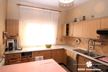 BERK Immobilien – vielseitig nutzbares, sehr gepflegtes Mehrfamilienhaus in Seligenstadt, OT Froschhausen - Wohnküche EG (110846)