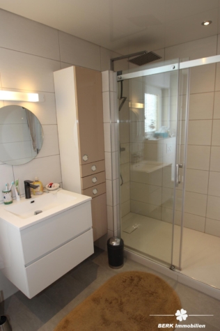 BERK Immobilien – vielseitig nutzbares, sehr gepflegtes Mehrfamilienhaus in Seligenstadt, OT Froschhausen - Bad mit Dusche im OG (116575)