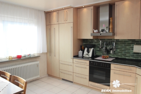 BERK Immobilien – vielseitig nutzbares, sehr gepflegtes Mehrfamilienhaus in Seligenstadt, OT Froschhausen - Wohnküche mit EBK (116573)