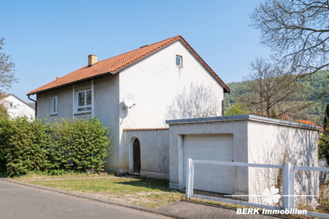 BERK Immobilien – Großzügig wohnen mit Burgblick: Einfamilienhaus auf weitläufigem Grundstück - Außenanaischt - KI optimiert (119516)