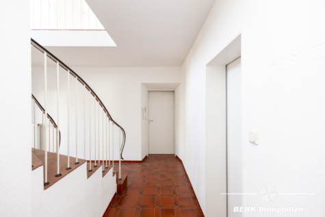 BERK Immobilien – Großzügig wohnen mit Burgblick: Einfamilienhaus auf weitläufigem Grundstück - EG Flur (119525)