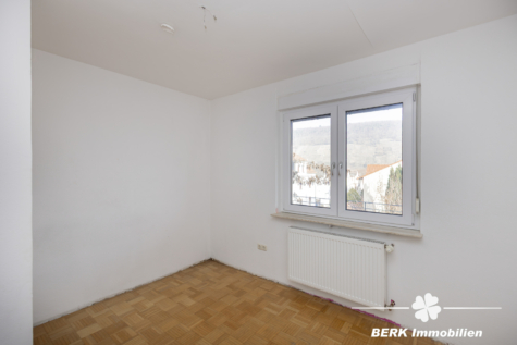 BERK Immobilien – Großzügig wohnen mit Burgblick: Einfamilienhaus auf weitläufigem Grundstück - OG Zimmer V (119530)