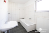 OG Badezimmer - BERK Immobilien – Großzügig wohnen mit Burgblick: Einfamilienhaus auf weitläufigem Grundstück