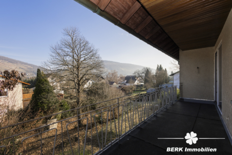 BERK Immobilien – Großzügig wohnen mit Burgblick: Einfamilienhaus auf weitläufigem Grundstück - Aussicht vom Balkon (119533)