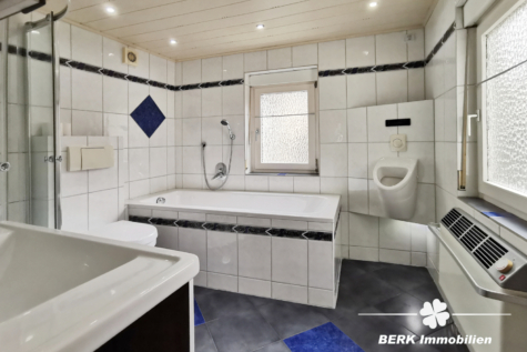 BERK Immobilien – Junges Wohnen im charmanten Altbau-Reihenmittelhaus in Amorbach – sofort frei - Badezimmer_OG 1 (118593)
