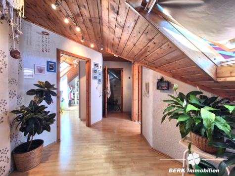 BERK Immobilien – Wohnung gesucht? Entdecken Sie dieses Einfamilienhaus in Hörstein - Flur DG (125799)