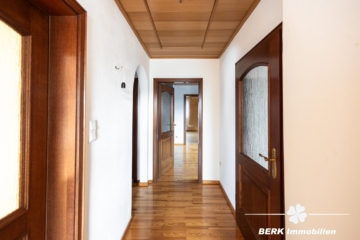 BERK Immobilien – Gepflegtes Zweifamilienhaus in Top-Lage von Haibach mit großem Grundstück - OG Flur (118611)