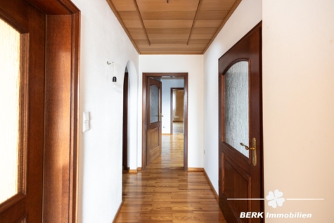 BERK Immobilien – Gepflegtes Zweifamilienhaus in Top-Lage von Haibach mit großem Grundstück - OG Flur (118611)