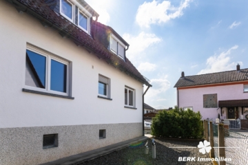 BERK Immobilien – Gepflegtes Zweifamilienhaus in Top-Lage von Haibach mit großem Grundstück - Hausansicht seitl. (118622)